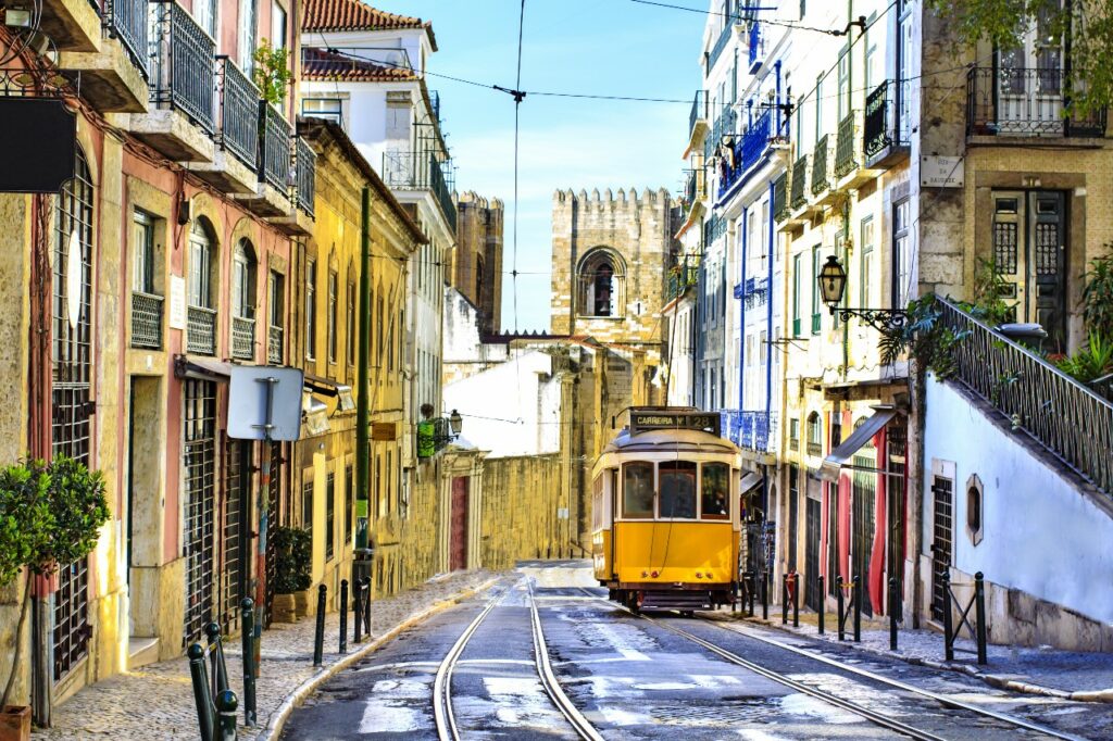 Lissabon Tram und Kathedrale, Portugal 