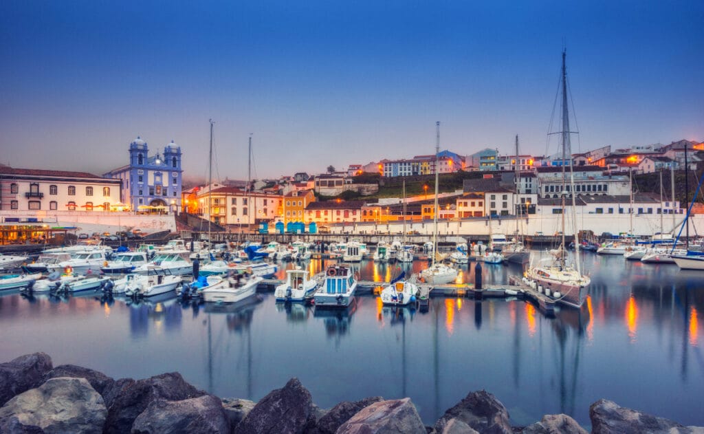 Der Hafen von Angra Heroismo in der Abenddämmerung, Insel Terceira (Azoren)