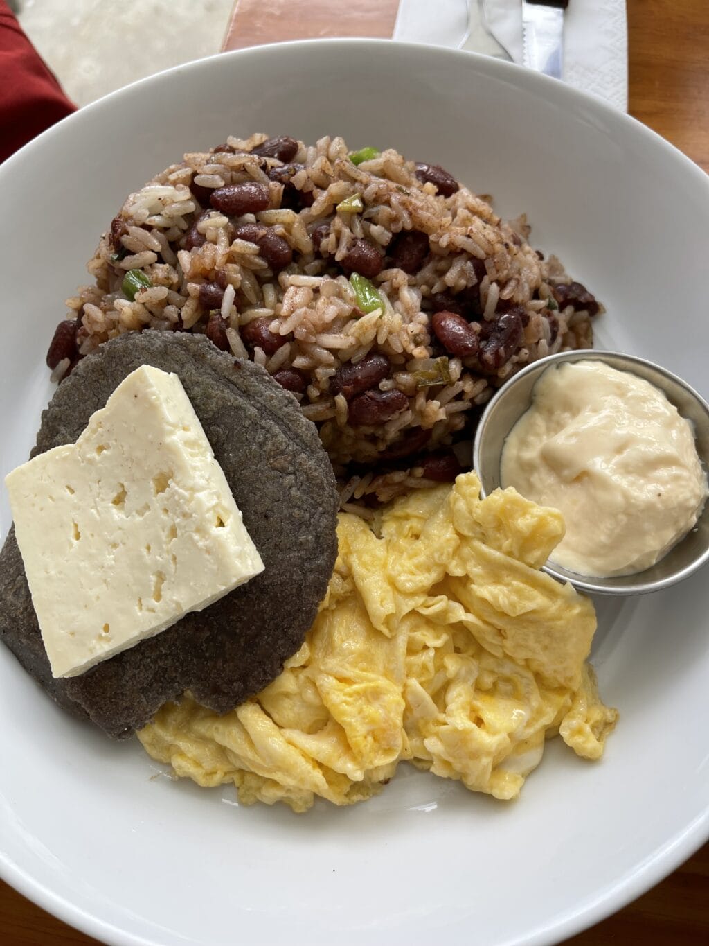 Gallo Pinto mit Kochbananen, ein Reisegericht