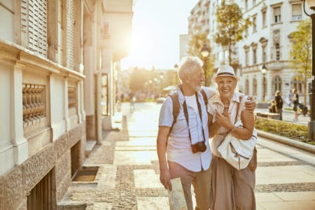 Ein älteres Paar, das durch eine Stadt schlendert